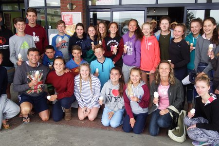 Nog ‘n groot groep vakansiegangers was die Landloopspan van Stellenberg Hoërskool in Durbanville wat Gansbaai Wimpy se roomyse terdeë geniet het, ingesluit hulle afrigter, Elvin van Zyl, voor 2de van links. “Baie dankie vir die groepfoto. Ons het die naweek baie geniet en sal julle beslis weer besoek,” - Elvin van Zyl.